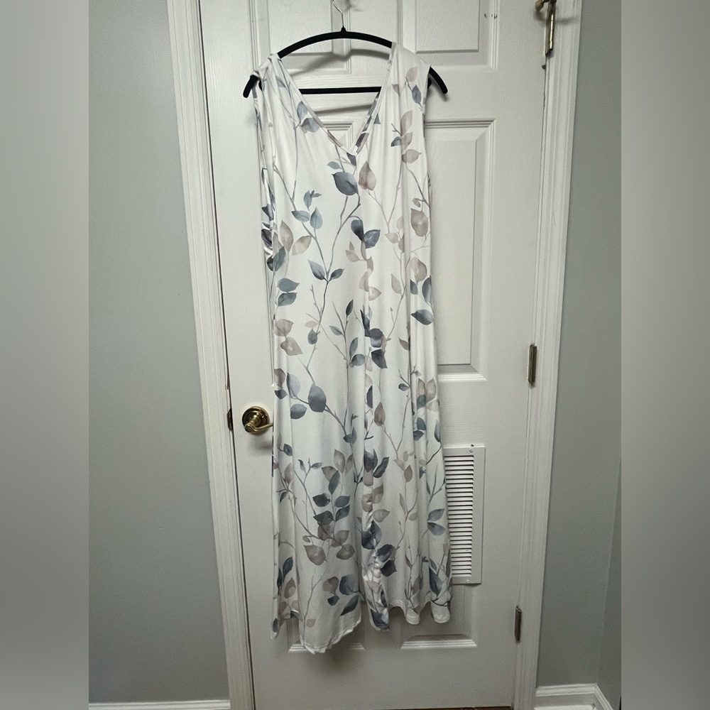 Chic Floral Maxi Dress in White and Gray - Picture 4 of 10